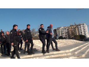 Taksim’de alkollü şahıs ortalığı birbirine kattı