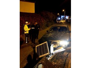 Ayvalık’ta otomobil refüjdeki tabelaya çarptı: 3 yaralı