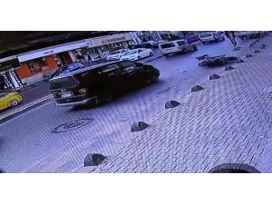 Minibüsün çarpmasıyla motosikletlinin metrelerce sürüklendiği anlar kamerada