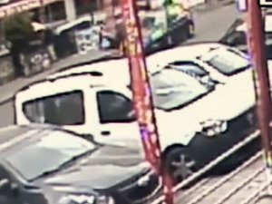 Yol üzerinde bekleyen genç kıza araba böyle çarptı