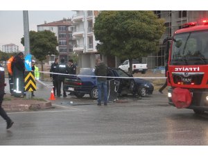 Otomobil direğe çarptı, anne baba yaralandı, çocukları hayatını kaybetti