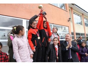 Krosta şampiyon Spor Lisesi ve Karayazı