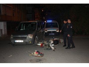 Kaza yapan motosiklet sürücüsü kaskı sayesinde kazayı ucuz atlattı