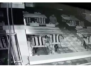 Hırsızlık için girdiği pastanede para bulamayınca pasta ve börek yedi