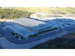 Tükettiği enerjinin iki katını çatısından üretiyor