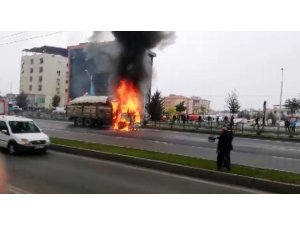 Seyir halindeki kamyon alev topuna döndü