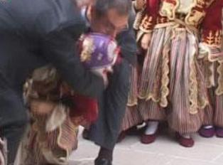 Tören uzayınca öğrenciler bayıldı