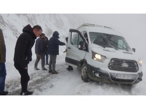 Kar ve tipide mahsur kalan 10 kişi kurtarıldı