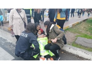 Polis memuru yerde yatan yaralıyı montuyla ısıttı