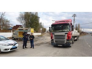 Jandarmadan kamyon şoförlerine bilgilendirme ve sıcak çay ikramı