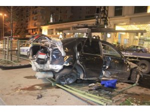 Beşiktaş Barbaros Bulvarı’nda otomobil bariyerleri parçaladı: 1 yaralı