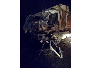 Bayburt’ta kamyon ile tır kafa kafaya çarpıştı: 2 yaralı