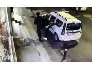 Dayak yiyen şahıs, sinirini yol kenarında bulunan araçtan çıkarttı