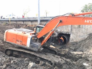 Kocaeli'de toprak altında kalan işçinin kurtarılması için çalışma başlatıldı