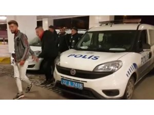 Cezayirli mülteciyi gasp eden 3 kişi yakalandı