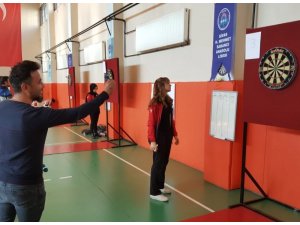 Dart turnuvasında kıyasıya rekabet