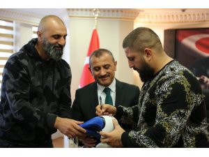 Şampiyon, eldivenini Vali Sonel’e hediye etti