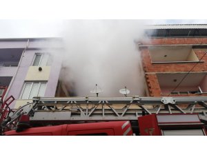 Kışlık odunları kül oldu, yangın mahalleliyi sokağa döktü