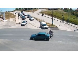 Işık ihlali yaptığı iddia edilen araç, motosiklete çarptı