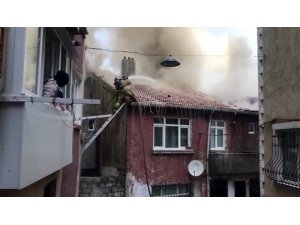 Fatih’te korkutan gecekondu yangını