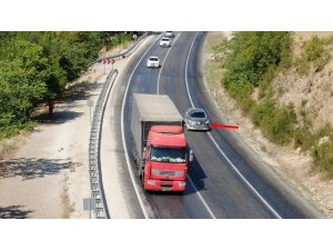 Isparta’da şerit ihlali yapan 53 sürücüye havadan ceza