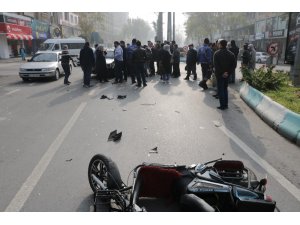 Otomobil elektrikli bisiklete çarptı: 2 yaralı