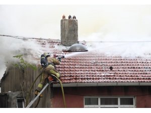 Fatih’te gecekondu alev alev yandı: İtfaiye eri çatıdan düştü