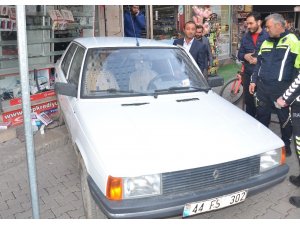 El freni çekilmeyen otomobil iş yerine girdi