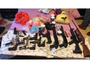 Uyuşturucu ve silah kaçakçısının evine baskın