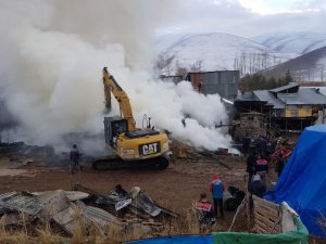 İspir’de 3 ev ve 6 ahır yandı