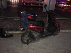 Frenleri tutmayan otomobilin çarptığı moto kuryeyi kaskı korudu