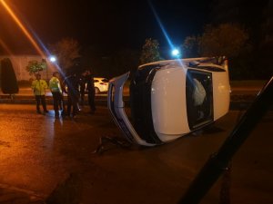 Kuşadası’nda yağmurdan dolayı kayganlaşan yolda araç ters döndü