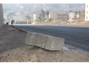 Seyir halindeki otomobilin üzerine parke taşı düştü