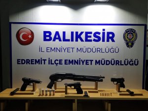 Balıkesir’de polis 8 silah ele geçirdi