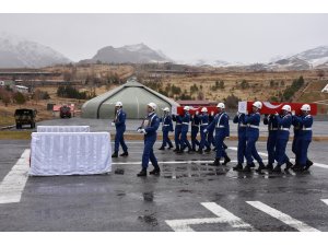 Yıldırım isabet etmesi sonucu şehit olan asker için tören