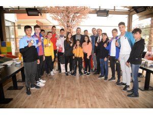 Başkan Ertuğrul Çetin, şampiyonlarla buluştu