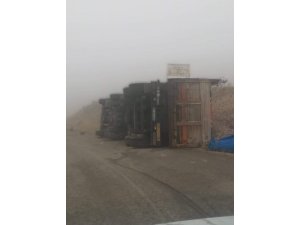 Virajı alamayan pamuk yüklü kamyon devrildi