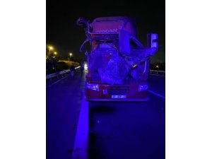 Kamyona çarpan kamyonun sürücüsü yaralandı