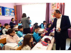 Bağcılar Belediyesi, ilkokul öğrencilerine diş macunu ve fırçası dağıttı