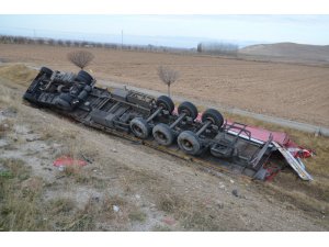 Kontrolden çıkan tır şarampole yuvarlandı: 1 yaralı