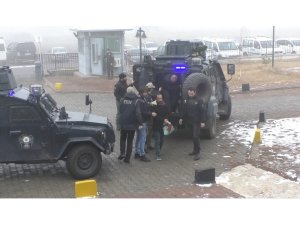 Kars’ta PKK/KCK’dan gözaltına alınan 9 kişi adliyeye getirildi