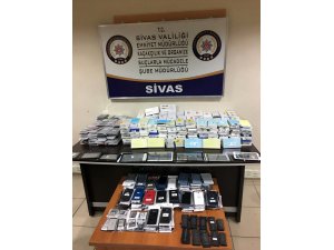 Sivas'ta kaçak cep telefonu aksesuarları ele geçirildi