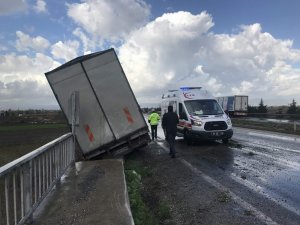 Kontrolden çıkan kamyonet karşı şeride geçti: 1 yaralı