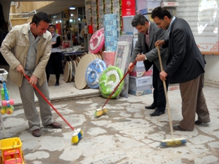 Karapınar'da esnaf, güvercin pisliğini sırayla temizliyor