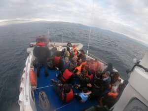 Ayvalık’ta 35 düzensiz göçmen Sahil Güvenlik ekiplerine yakalandı