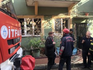 Yanan evde kuşunu kurtarmak isterken hastanelik oldu