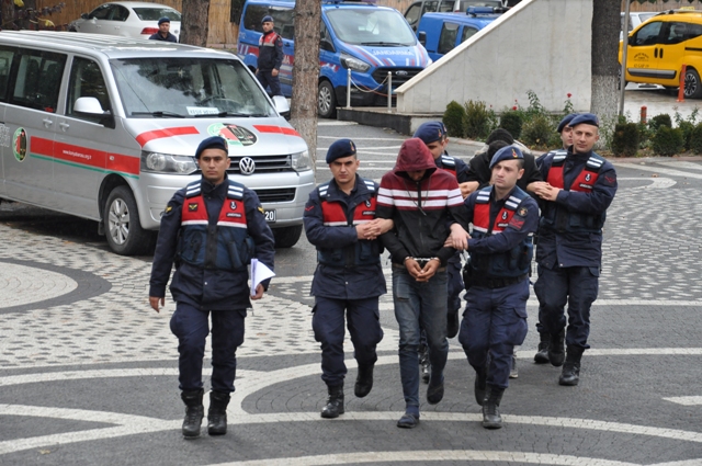 Hırsızların çaldığı kapı hurdacıda çıktı