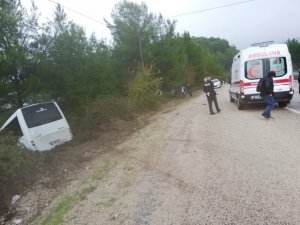Turistleri taşıyan otobüs şarampole düştü