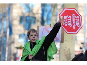 Almanya’da öğrenciler iklim için sokağa döküldü