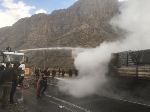 Kırtasiye malzemesi yüklü tır alev alev yandı